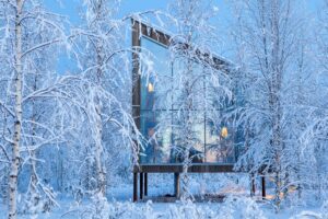 Stuga omgiven av träd i gnistrande snölandskap